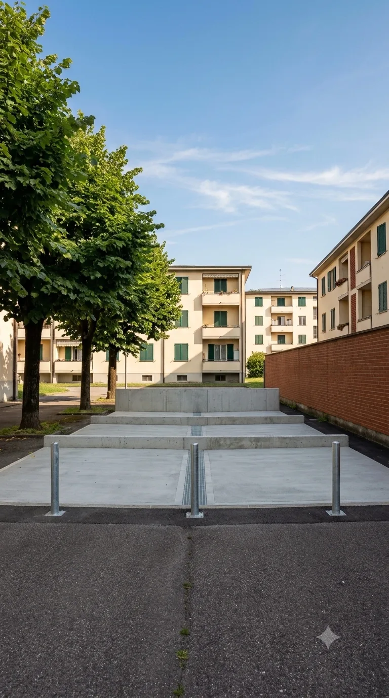 Immagine statica verticale 9:16 per YouTube Shorts, usata per un timelapse di costruzione. Cortile asfaltato di un isolato residenziale di pianura, inquadrato da una camera fissa a circa 2 metri di altezza, obliqua a 35 gradi, distante circa 16 metri dal centro dello slargo. L’orizzonte taglia il terzo superiore. In primo piano a sinistra un filare di tre tigli con tronco scuro e chioma piena; a destra un muro di recinzione in laterizio rosso alto 2 metri che corre in profondità. Sullo sfondo due palazzine residenziali a tre piani intonacate color crema con balconi e persiane verdi. Al centro, sullo slargo, è in opera una platea in calcestruzzo grigio appena gettata, lunga 12 metri e larga 6 metri, spessa 20 centimetri, con superficie ancora umida e pendenza visibile verso il lato lungo vicino alla camera. I tre setti divisori in calcestruzzo sono alzati solo per 60 centimetri: tre muretti paralleli spessi 20 centimetri, distanziati di 3,4 metri, ancora privi di coronamento e di parabordi. Una canaletta aperta senza griglia taglia la platea in senso longitudinale. Casseforme in legno sono ancora in opera sui due setti lontani; un operaio con casco e giubbotto alta visibilità livella il bordo vicino. Luce pomeridiana chiara da sinistra, ombre di contatto nette e corte, cielo azzurro con nubi sottili, color grading fotografico naturale leggermente caldo. Nessun movimento di camera.